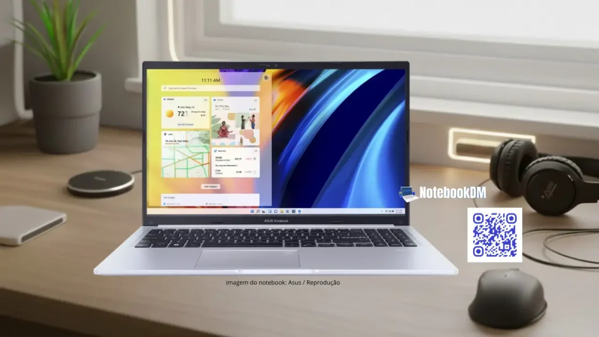 Notebook ASUS Vivobook 15 com Ryzen 7 5825U aberto sobre mesa de trabalho