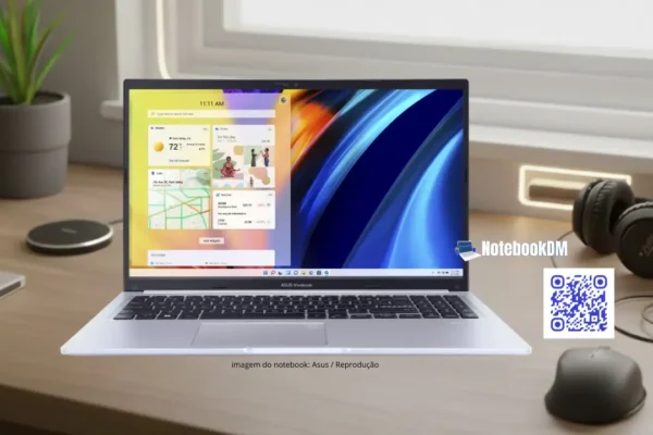 Notebook ASUS Vivobook 15 com Ryzen 7 5825U aberto sobre mesa de trabalho