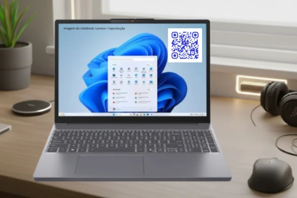 Lenovo IdeaPad Slim 3i 83NS000BBR aberto sobre mesa de trabalho com tela ligada exibindo área de trabalho do Windows 11 em ambiente de escritório