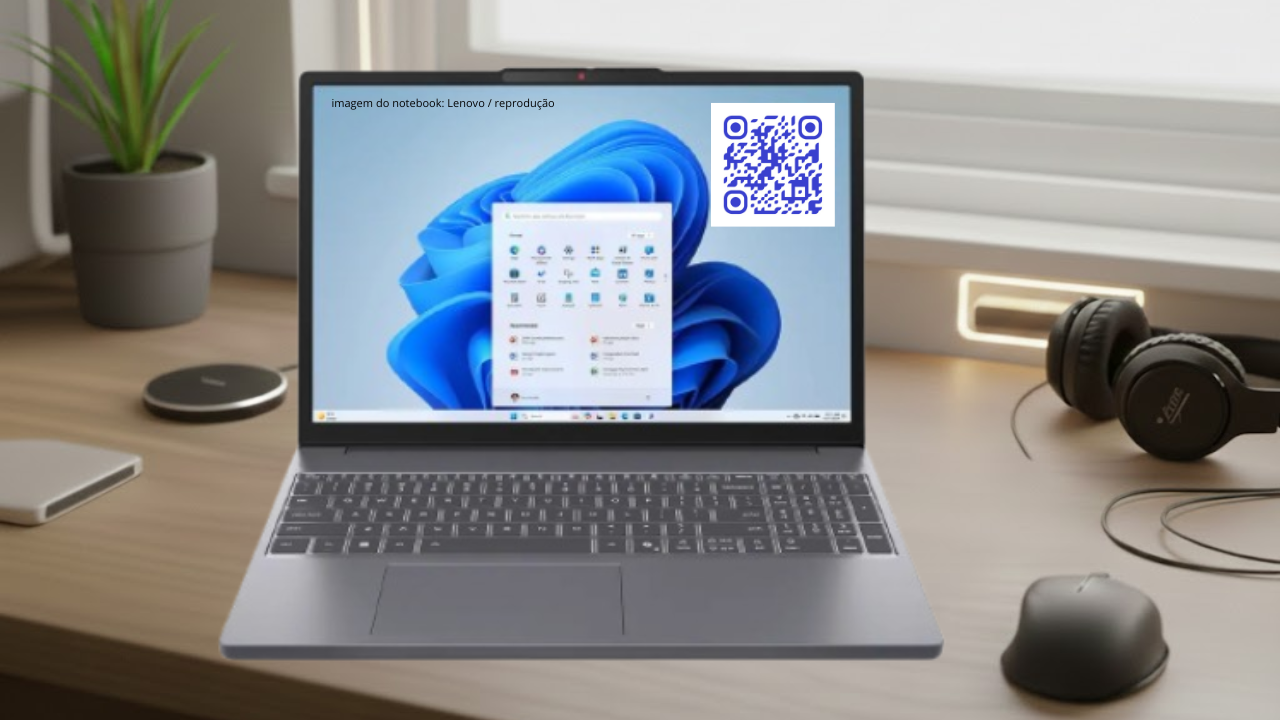 Lenovo IdeaPad Slim 3i 83NS000BBR aberto sobre mesa de trabalho com tela ligada exibindo área de trabalho do Windows 11 em ambiente de escritório