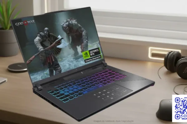 ROG Strix G1 rv108w aberto com tela ligada mostrando jogo em execução e iluminação Aura Sync RGB ativa no teclado