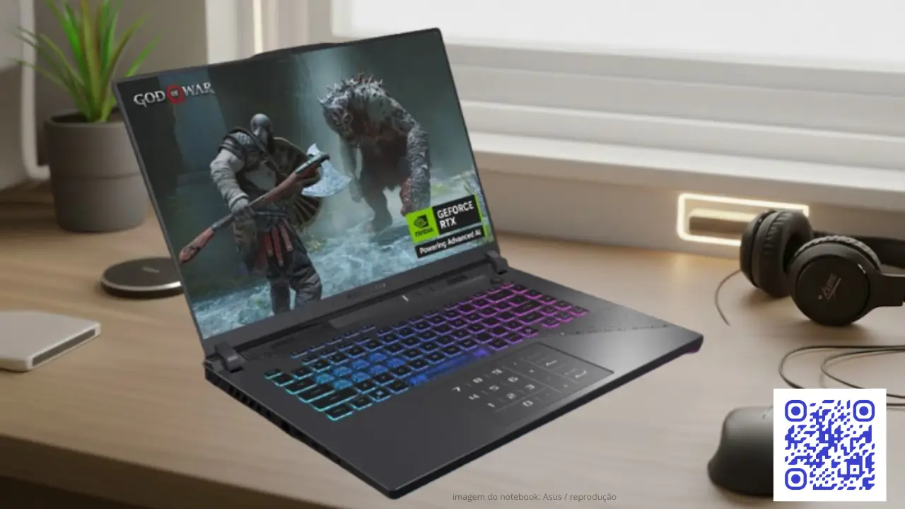 ROG Strix G1 rv108w aberto com tela ligada mostrando jogo em execução e iluminação Aura Sync RGB ativa no teclado