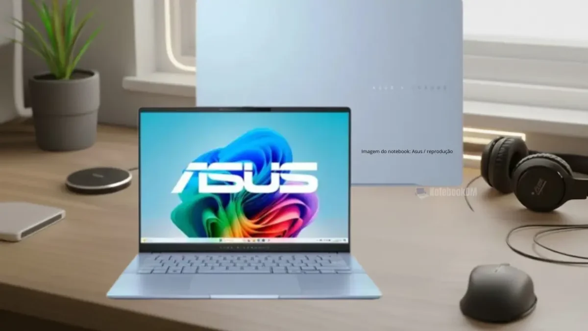 ASUS Vivobook S14 PP218W na cor Mist Blue aberto sobre mesa, exibindo tela OLED 2.8K com foto profissional em edição