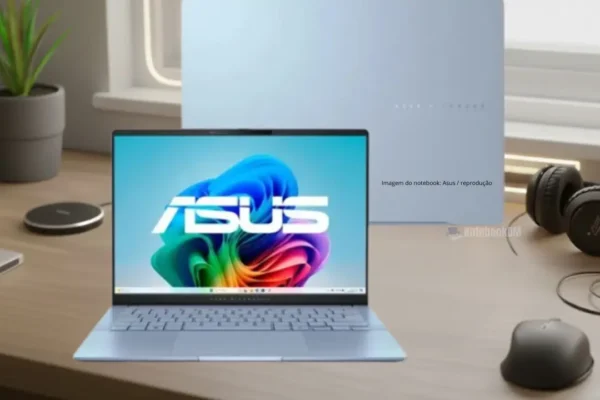 ASUS Vivobook S14 PP218W na cor Mist Blue aberto sobre mesa, exibindo tela OLED 2.8K com foto profissional em edição